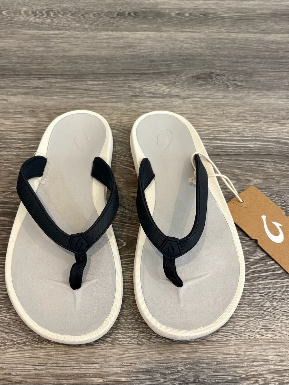 OluKai Women’s Flip Flop Sandals in Gray and Black Size 9